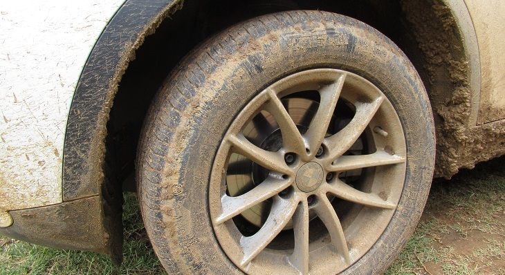 Cara Membersihkan Lumpur di Mobil Saat Musim Hujan agar Cat Tetap Aman