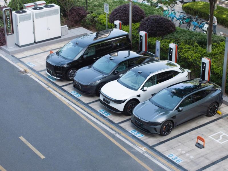 Mobil Listrik Boleh Parkir Paralel? Kenali Risiko dan Cara Merawatnya