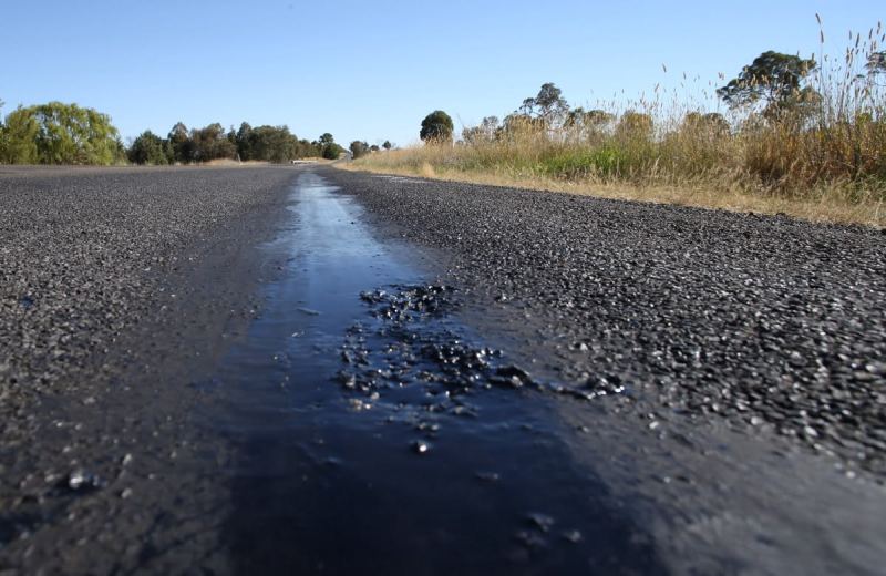 Tips Aman Melewati Jalan yang Terkena Tumpahan Oli agar Motor Tidak Tergelincir